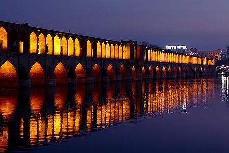 foto Si-o-Seh Pol (The Bridge of 33 Arches)