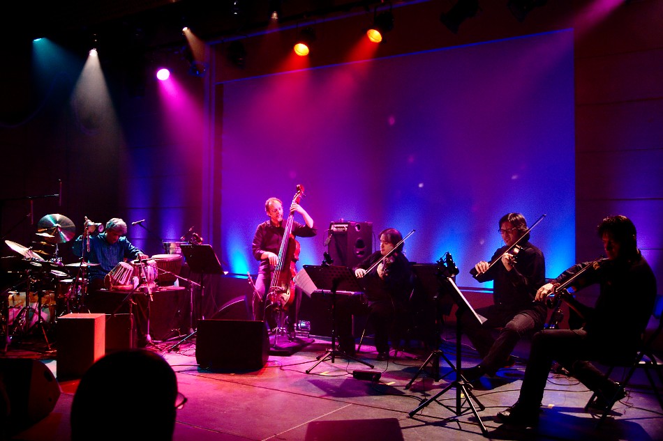 foto Trilok Gurtu z towarzyszeniem Arke String Quartet